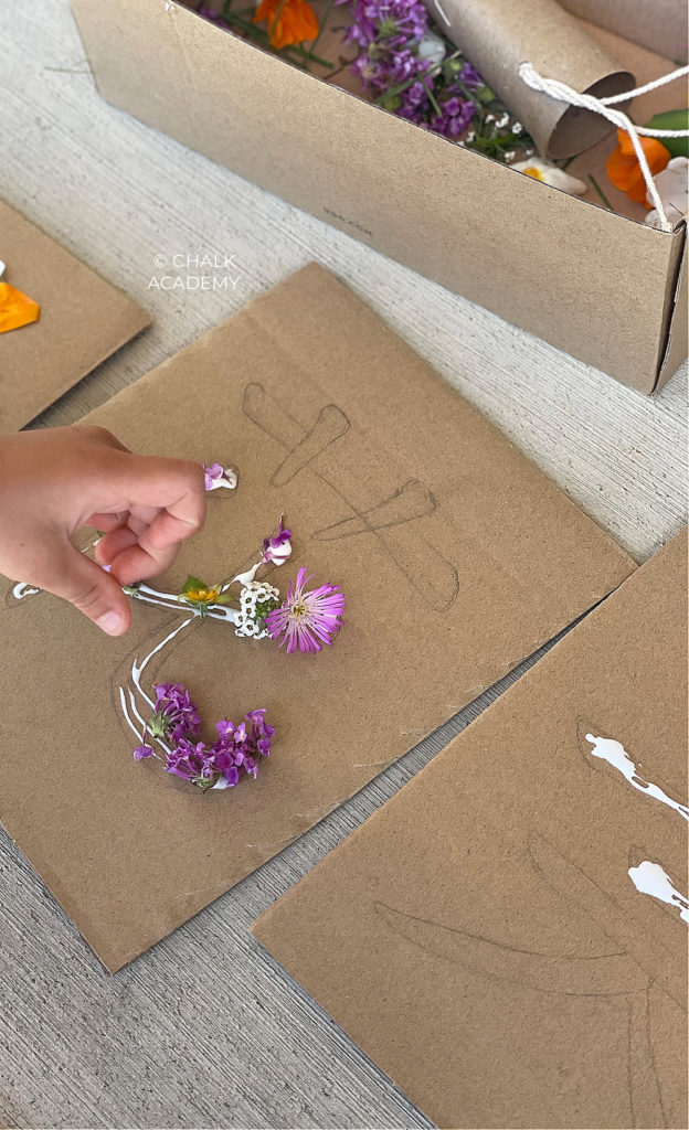 Decorating Chinese character 花  (Huā) with flower and grass
