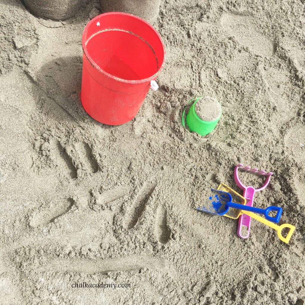 Teach Chinese characters at the beach - drawing in the sand