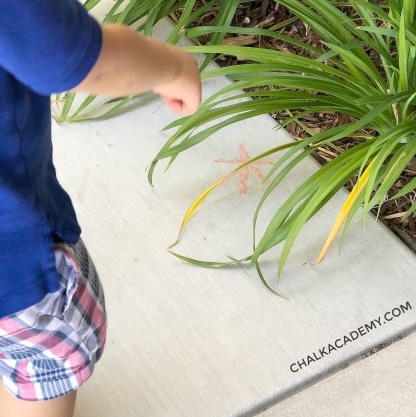 Hide and find Chinese characters written outside with chalk